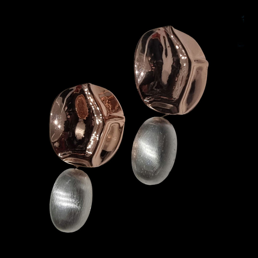 Pearl earrings with a touch of gold pair side