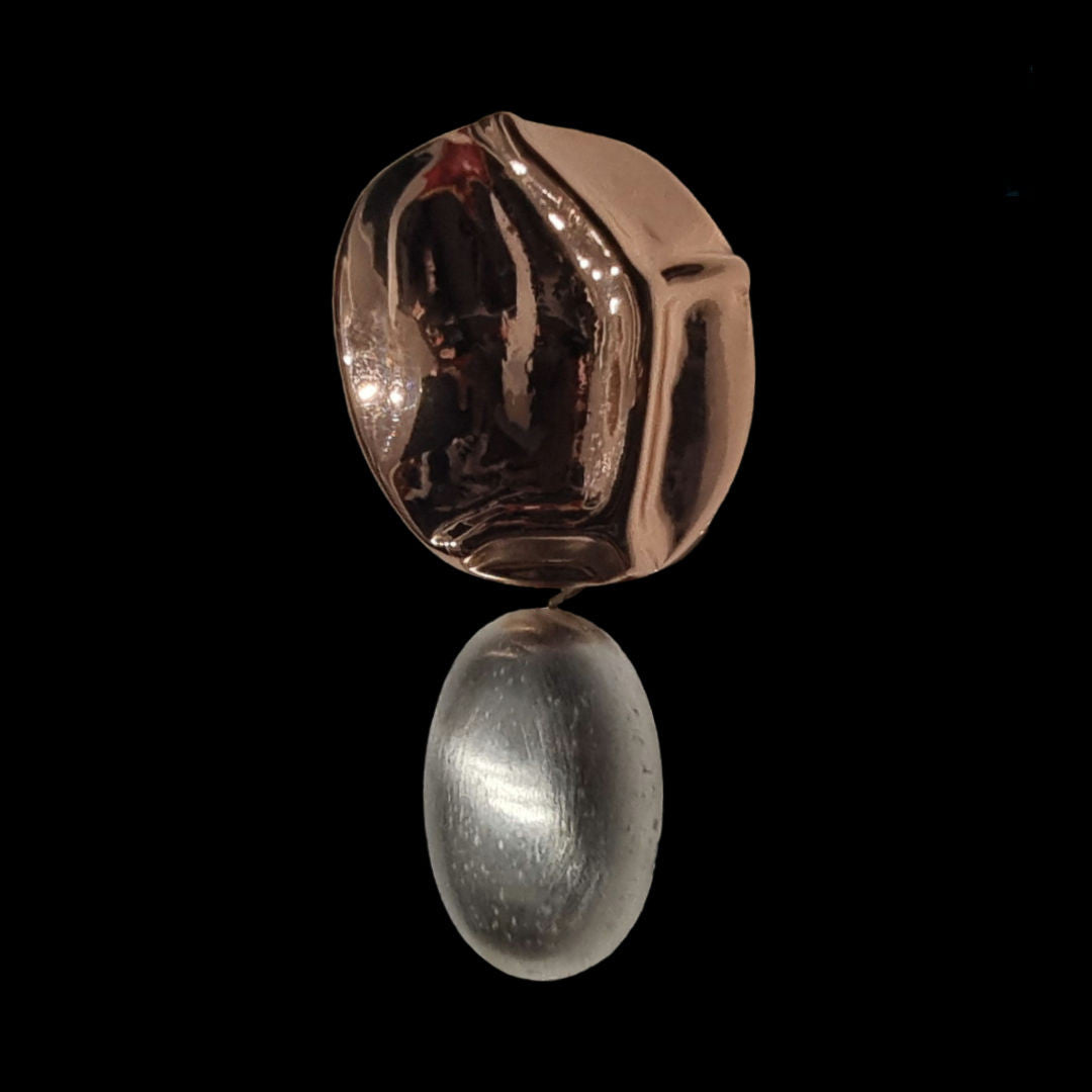 Pearl earrings with a touch of gold pair 