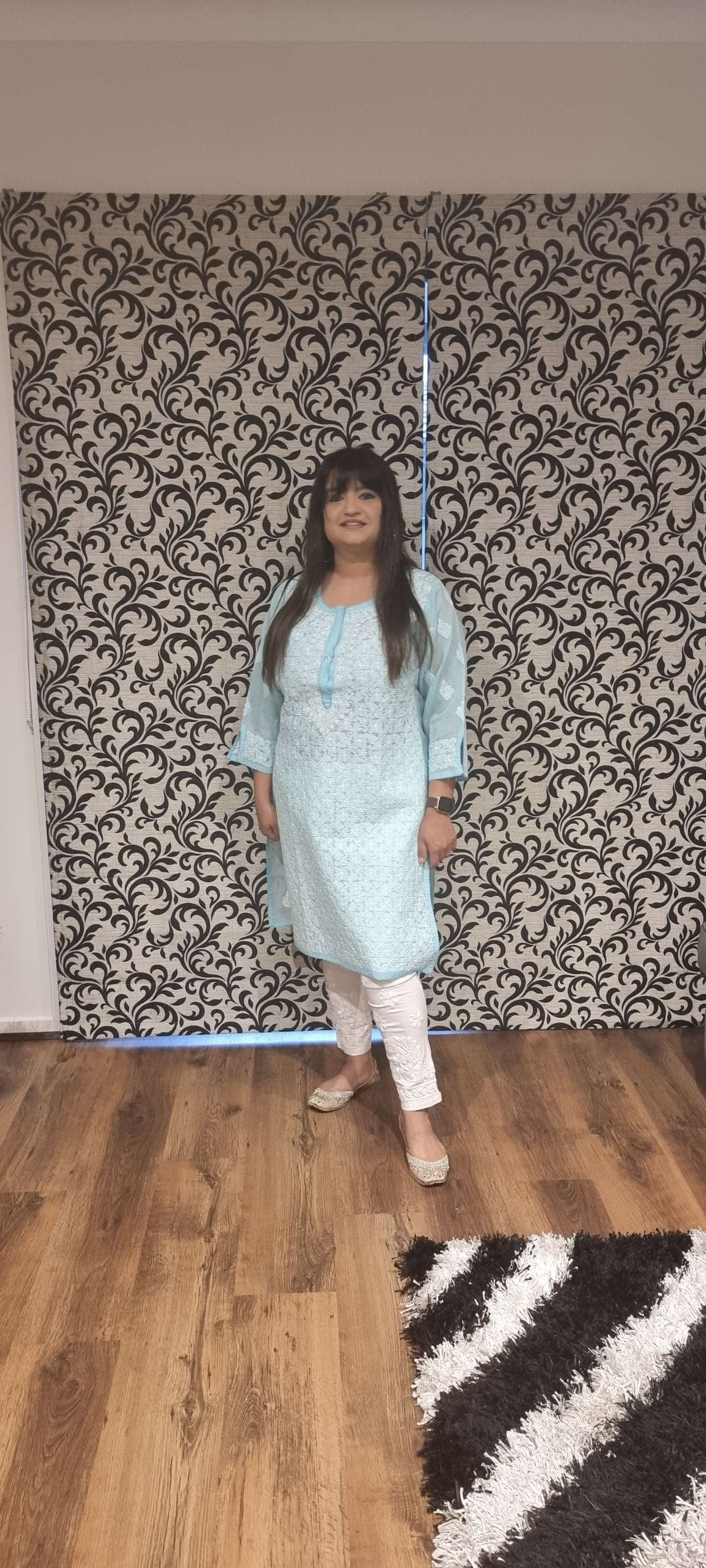 Cotton women's chikankari kurta — detail view | Short cotton kurtas